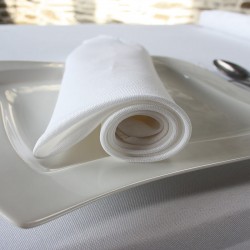 Linge de table professionnel 100% polyester : la serviette de table blanche, format 40 x 40 cm ou 50 x 50 cm proposée par Anne-C